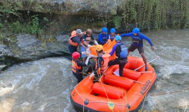 Polisi-Bersama-Tim-SAR-Gabungan-Kota-Batu-Berhasil-Temukan-Korban-Hanyut-di-Sungai-Konto